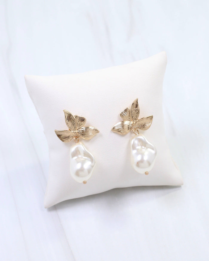 Aspen Flower Pearl Dangle Earring Worn Gold