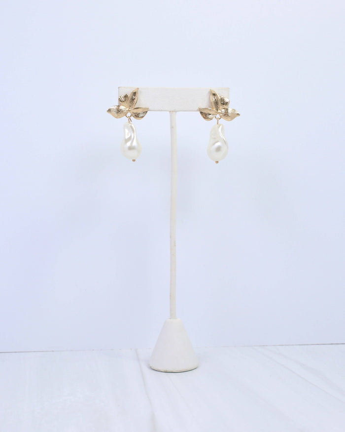 Aspen Flower Pearl Dangle Earring Worn Gold