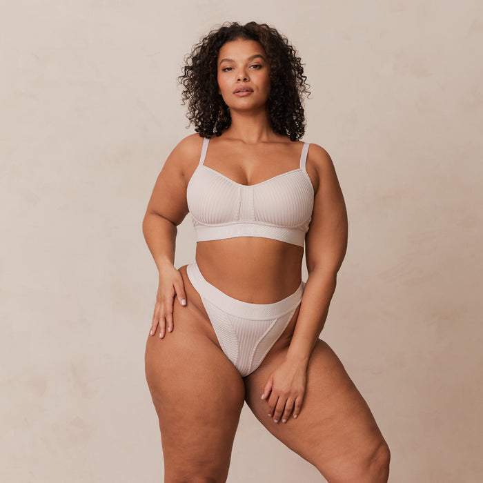Leslie, 36DD/XL