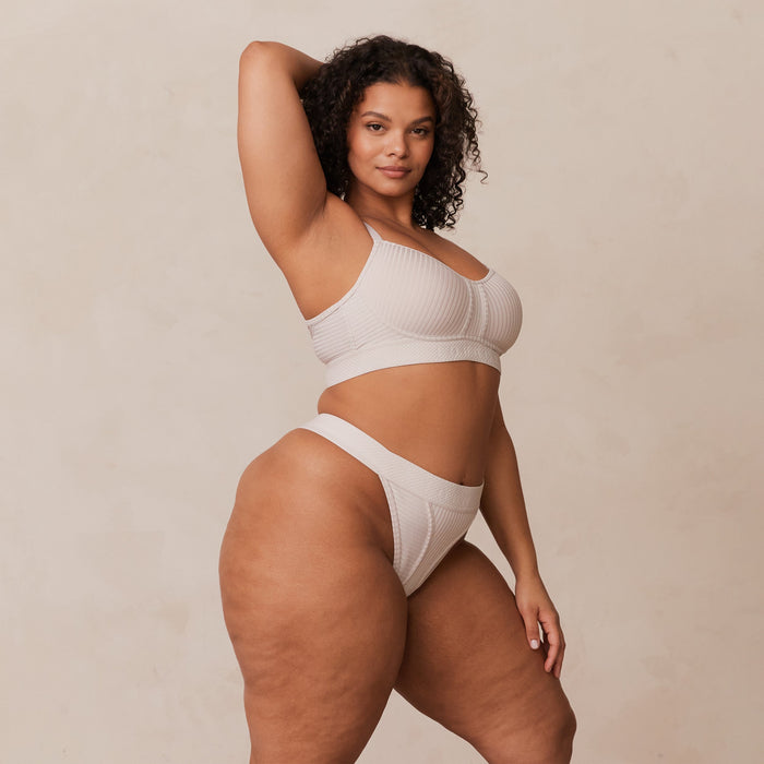 Leslie, 36DD/XL