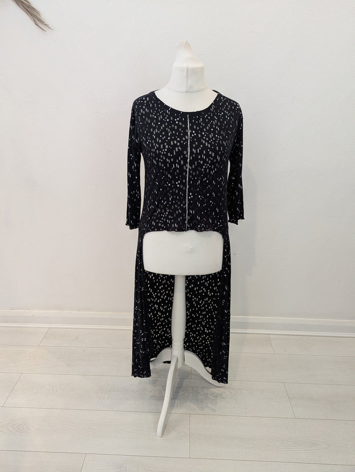 Ozai N Ku black dip hem top M