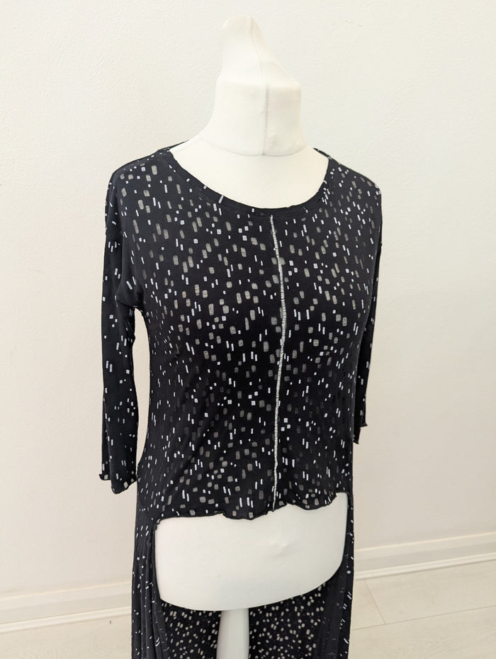 Ozai N Ku black dip hem top M