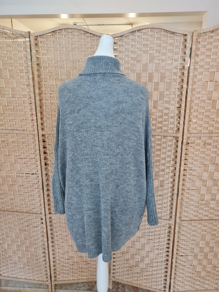 Roll neck jumper in grey