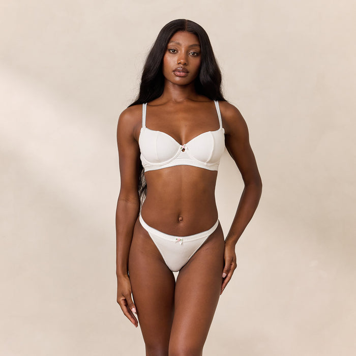 Amina, 34D/S
