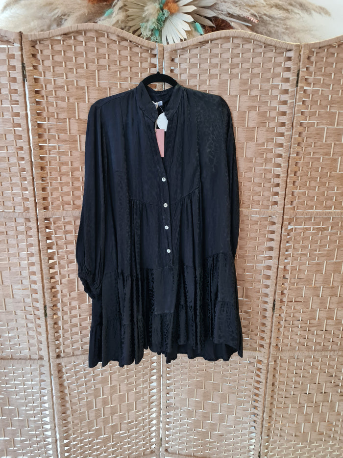 Saffron dress in black