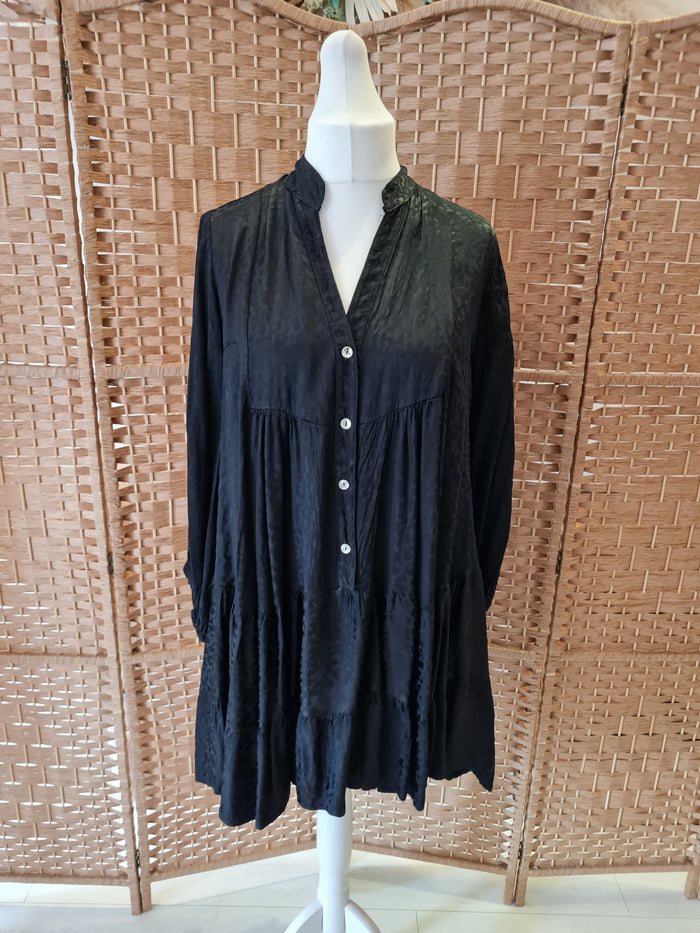 Saffron dress in black
