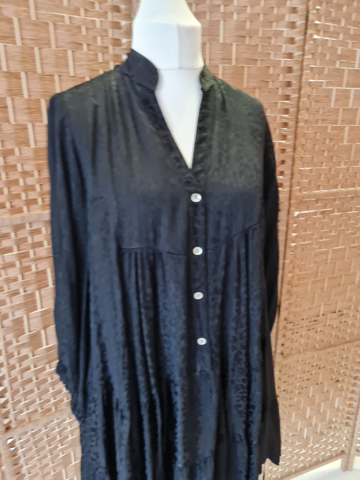 Saffron dress in black