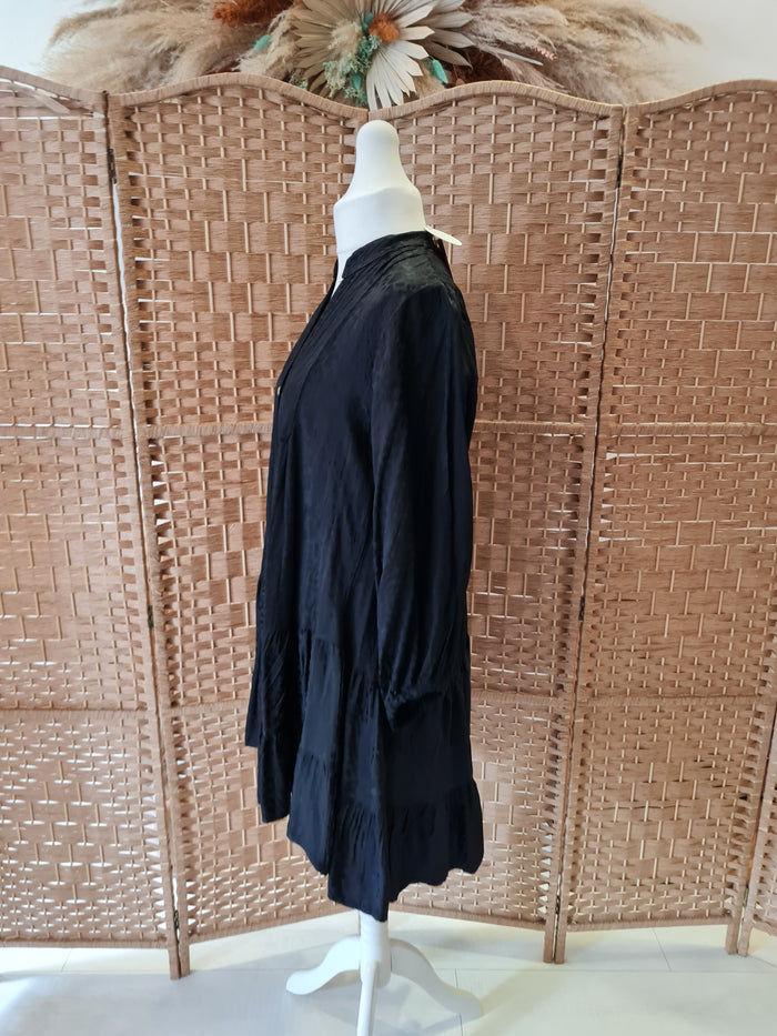 Saffron dress in black