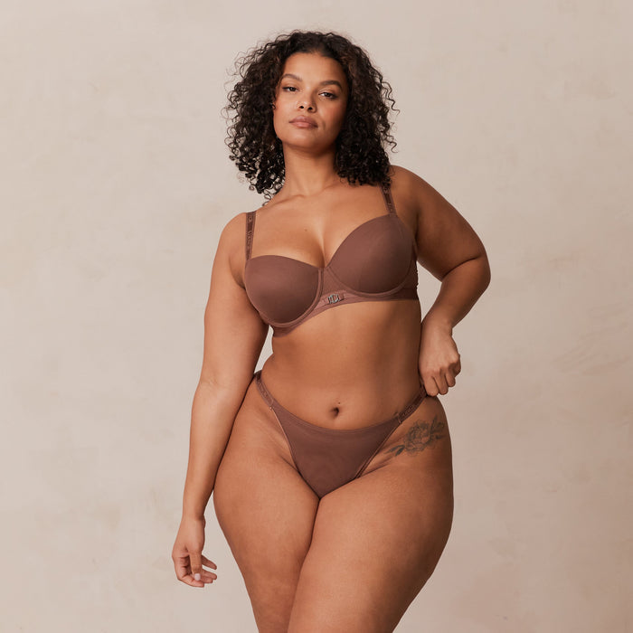 Leslie, 36DD/XL (Thong)