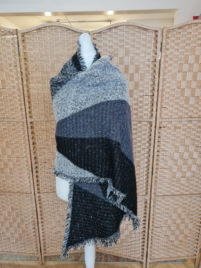 Storm wool blend scarf in black & grey