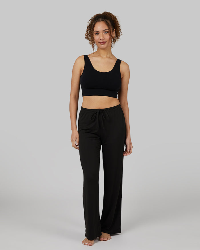32 Degrees Black _ Womens Scoop Longline Comfort Bra {model: Yanisha is 5'7" and size 4, wearing size S}{bottom}{right} {bottom}{right}