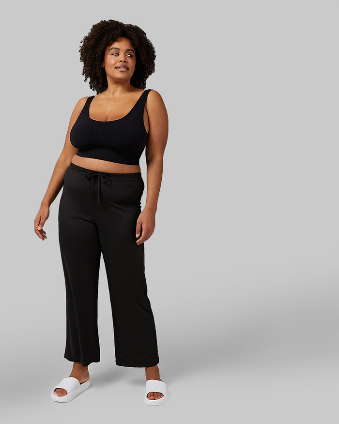 32 Degrees Black _ Women's Scoop Longline Comfort Bra{model: Natalie is 5'10" and size 12-14, wearing size L}{bottom}{right}