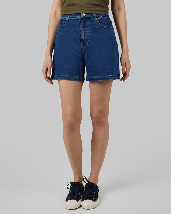 32 Degrees Indigo Wash _ Women's stretch Comfort Jean 5-Inch short {model: Xenia is 5'9"and size 2 wearing size S}{bottom}{right} {bottom}{right}