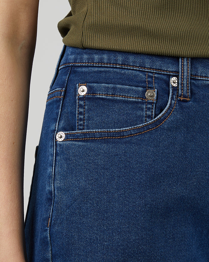 32 Degrees Indigo Wash _ Women's stretch Comfort Jean 5-Inch short {model: Xenia is 5'9"and size 2 wearing size S}{bottom}{right} {bottom}{right}