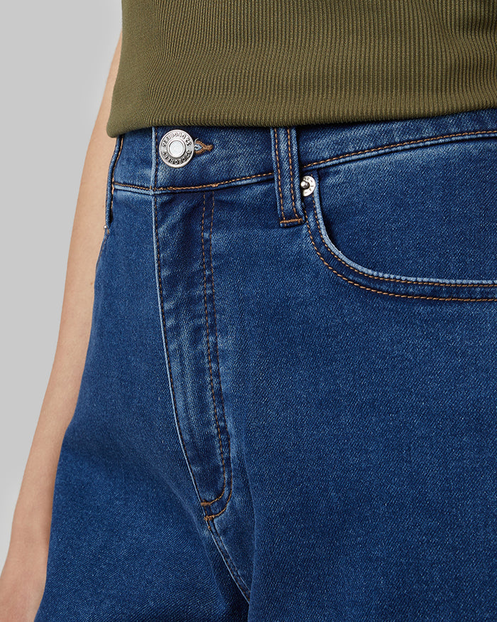32 Degrees Indigo Wash _ Women's stretch Comfort Jean 5-Inch short {model: Xenia is 5'9"and size 2 wearing size S}{bottom}{right} {bottom}{right}