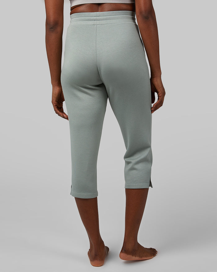32 Degrees Green Millieu _ Women's studio Tech Capri {model: Wemi is 5'10"and size 2-4 wearing size S}{bottom}{right} {bottom}{right}